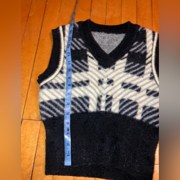 Plaid cropped sweater vest - Picture 5 of 10